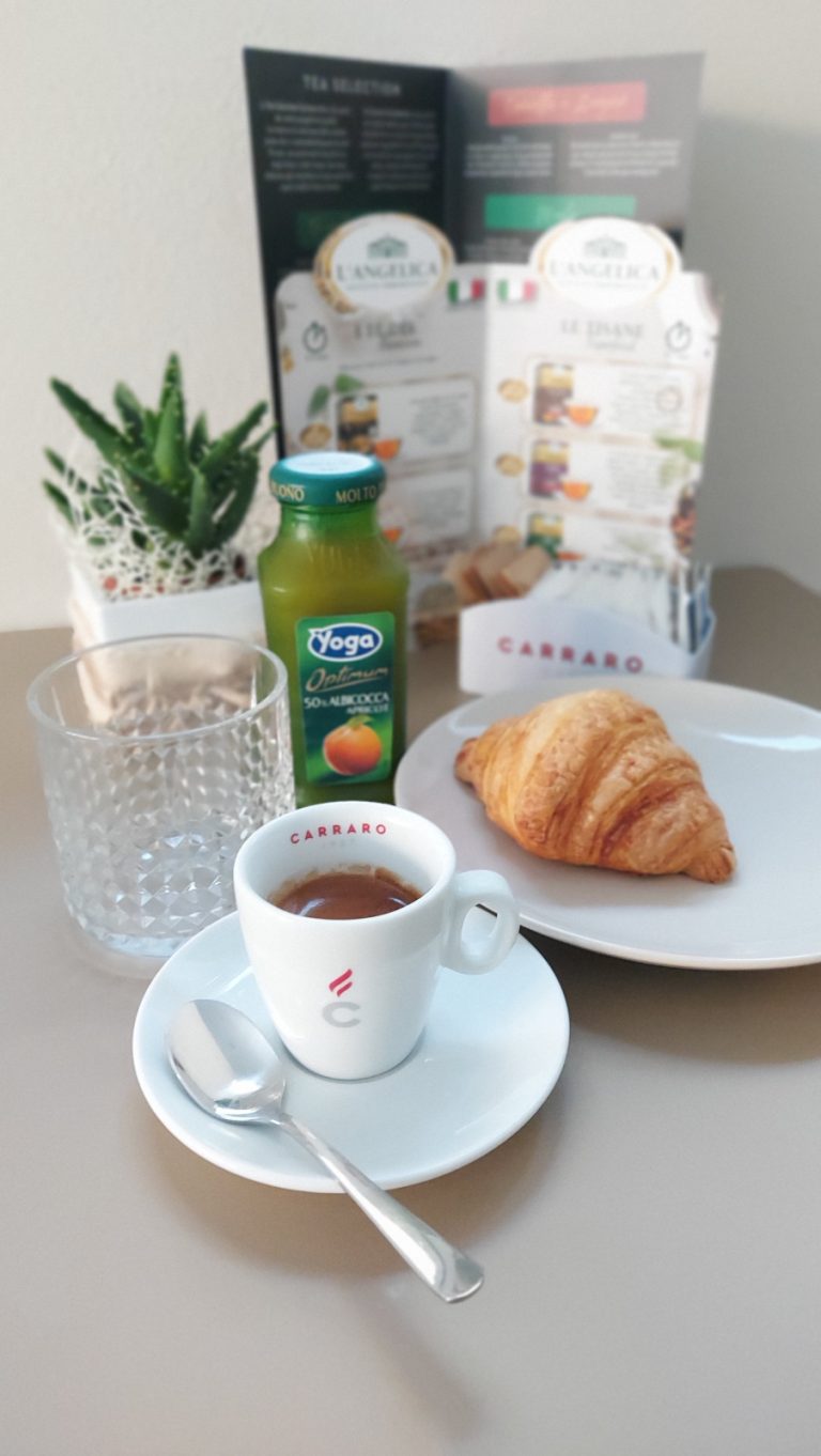 Galleria caffetteria pasticceria zucchero a vélo, colazione, caffè, croissant e succo di frutta