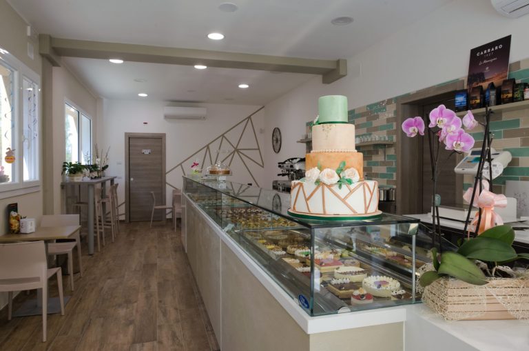Galleria caffetteria pasticceria zucchero a vélo, interno con bancone